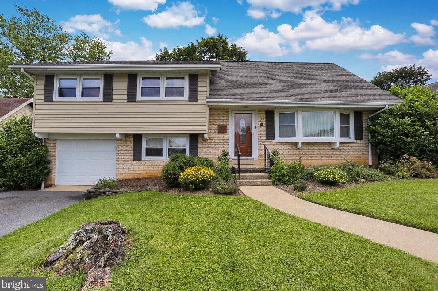 2404 Lasalle Dr, Reading, PA 19609-1217