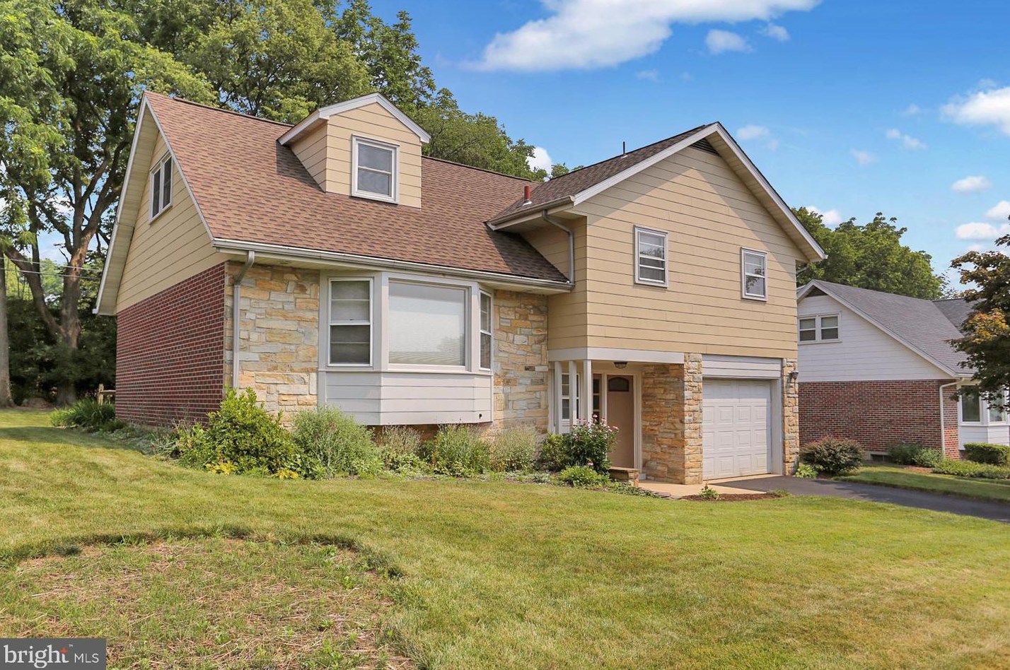 319 Holland St, Reading, PA 19607-2554