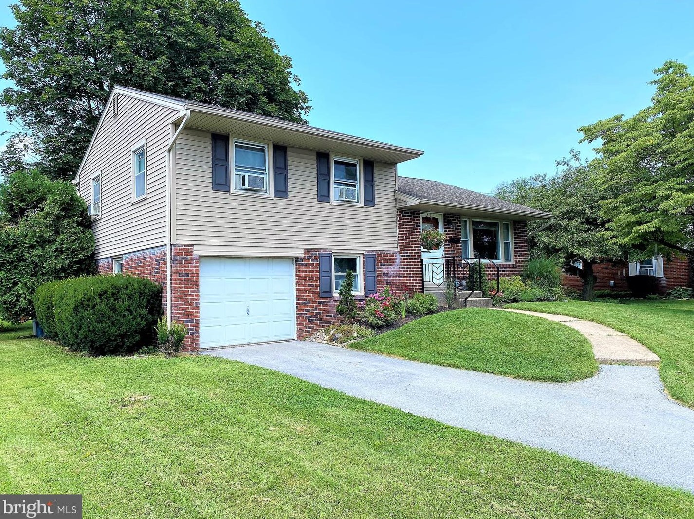 114 S Callowhill St, Topton, PA 19562