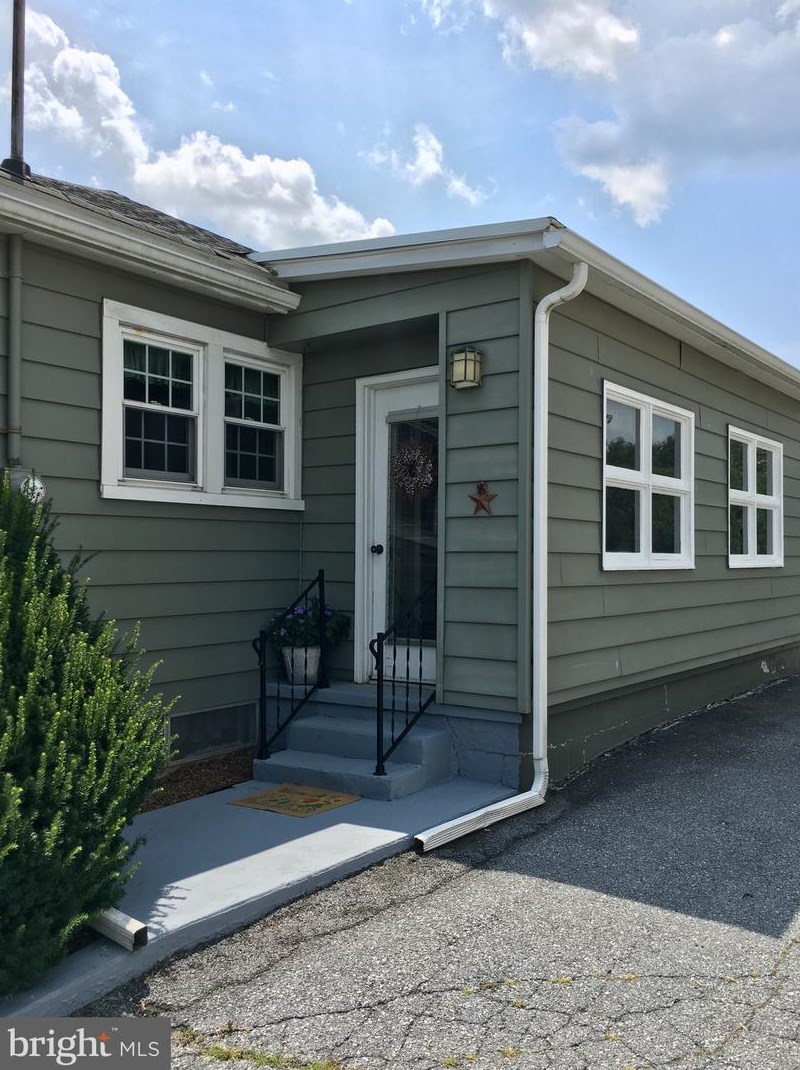 1056 Valley Rd, Mertztown, PA 19539-8823