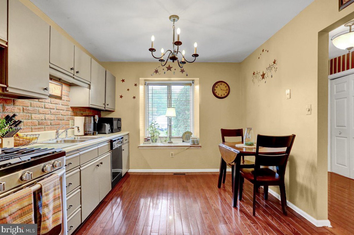 10 Lenape Ln, Douglassville, PA 19518-1556