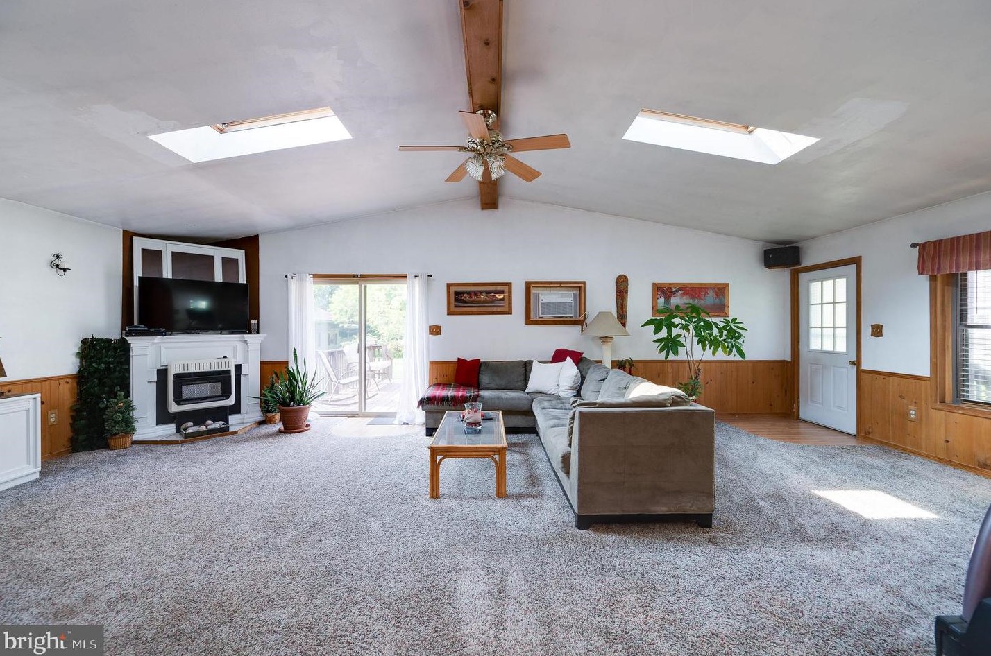 32 Miller Ave, Spring Valley, PA 19560