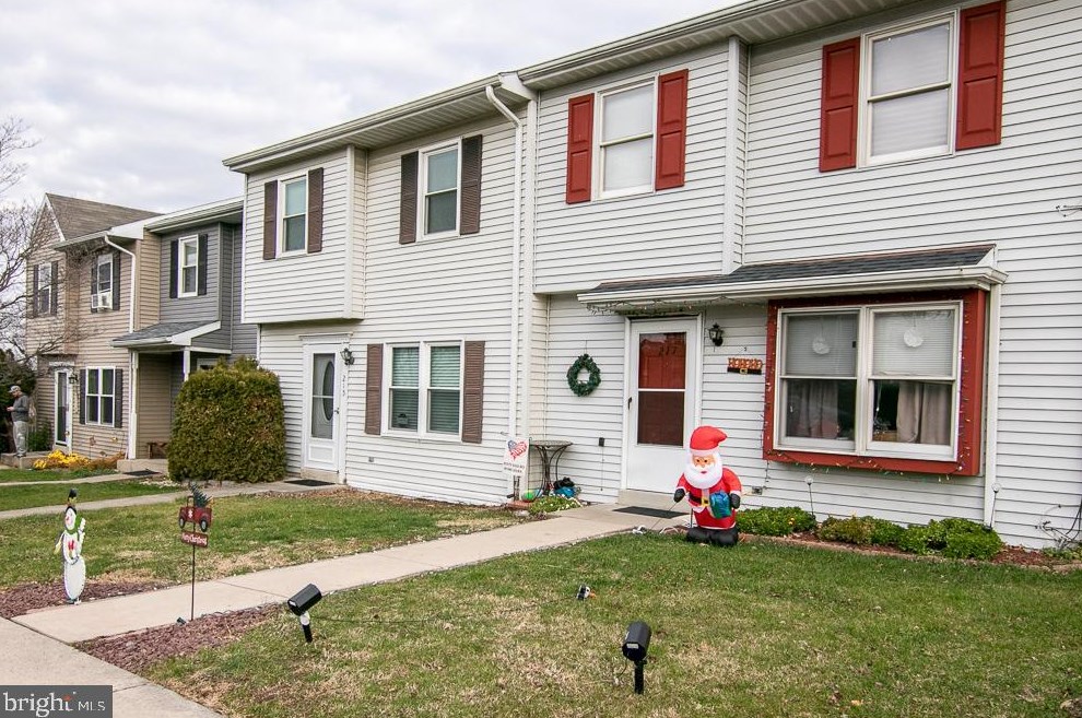 217 Bartlett St, Reading, PA 19611-1943