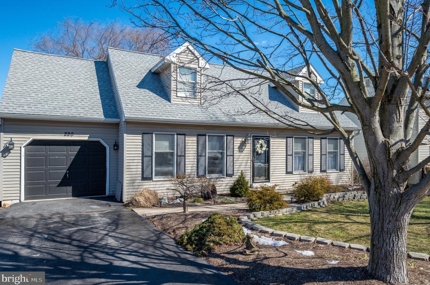 220 Sunrise Rd, Reading, PA 19606-3747