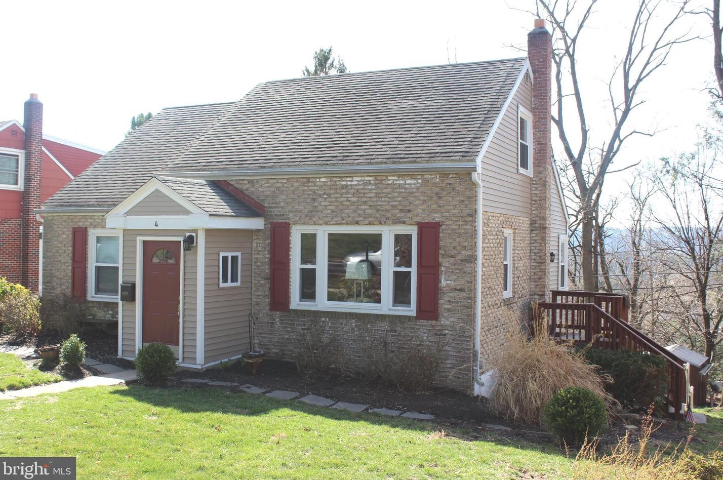 4 Margaret Dr, Reading, PA 19609-1716