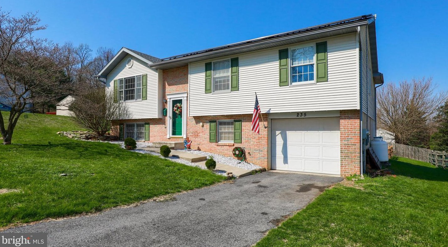 235 Meadow Ave, Robesonia, PA 19551-1612