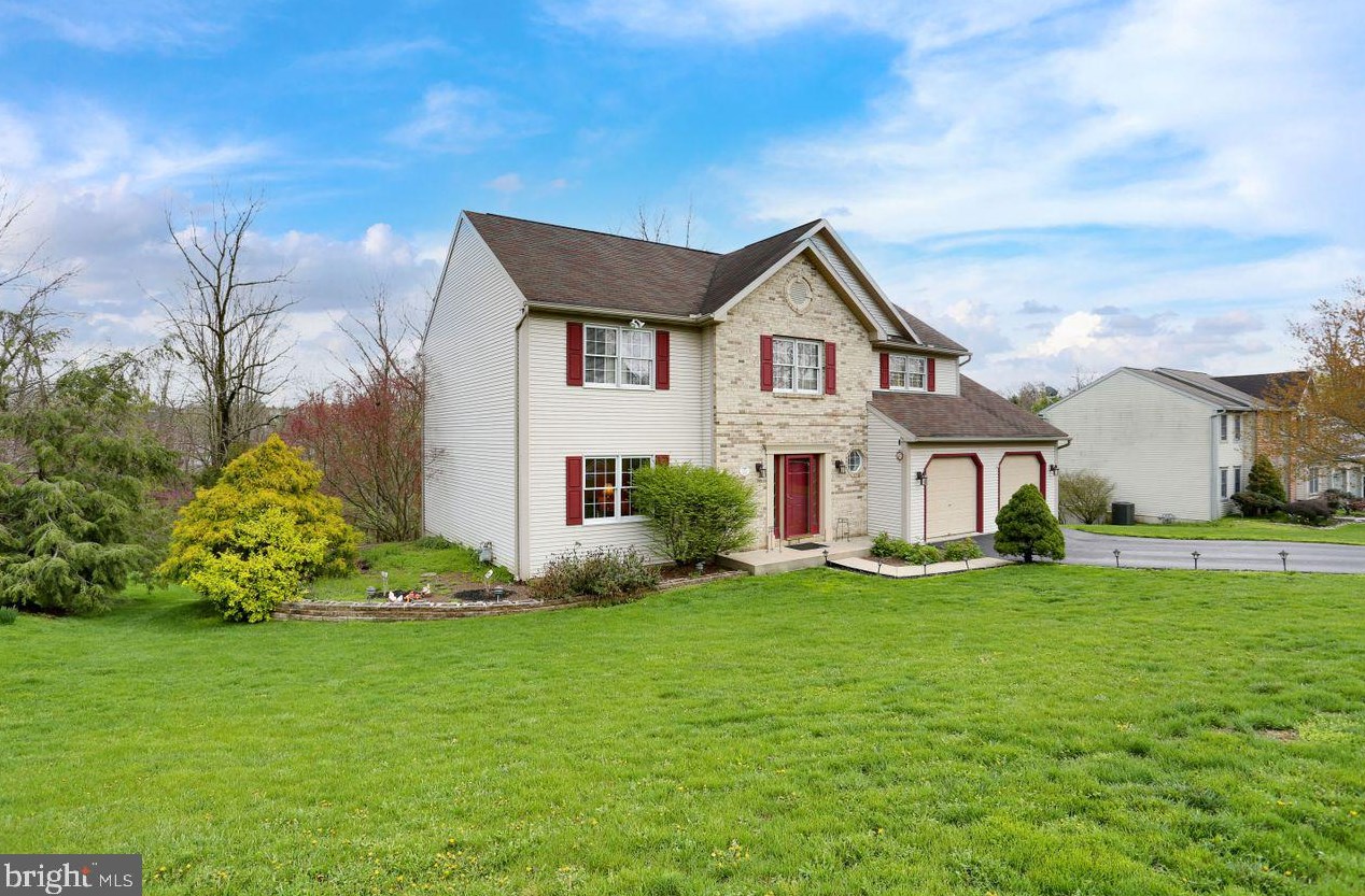 213 Ivy Ln, Douglassville, PA 19518-1141
