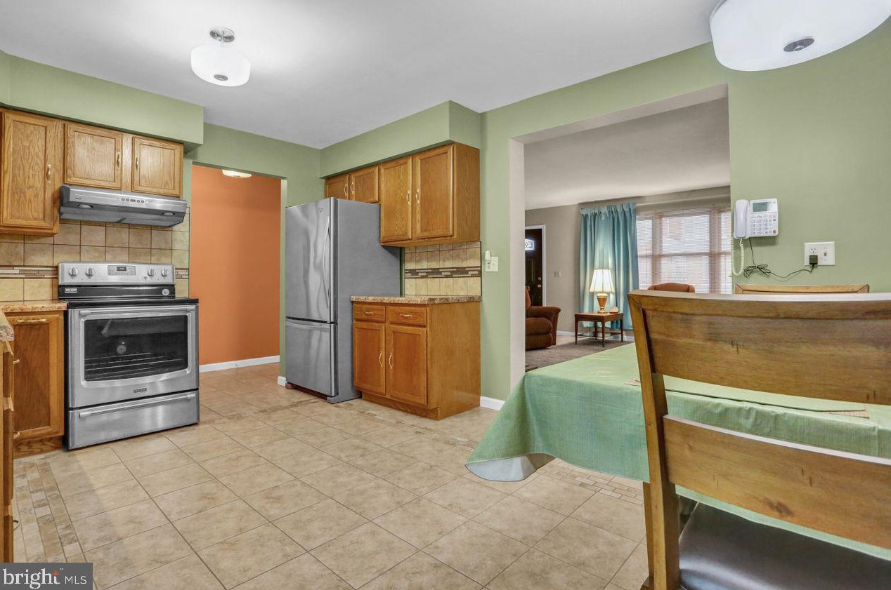 16 Madison Ave, Reading, PA 19605-2910