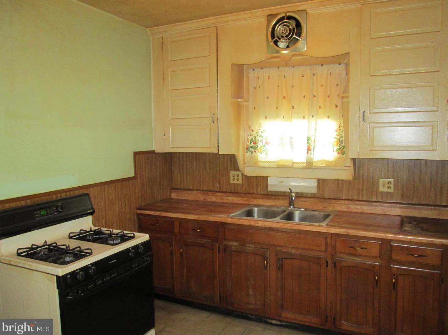 1011 Elnore Ave, Spring Valley, PA 19560