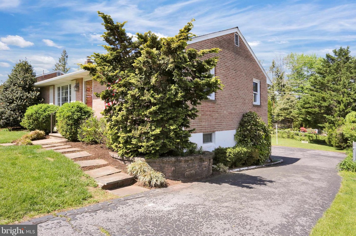 14 Lincoln Dr, Reading, PA 19606-3625