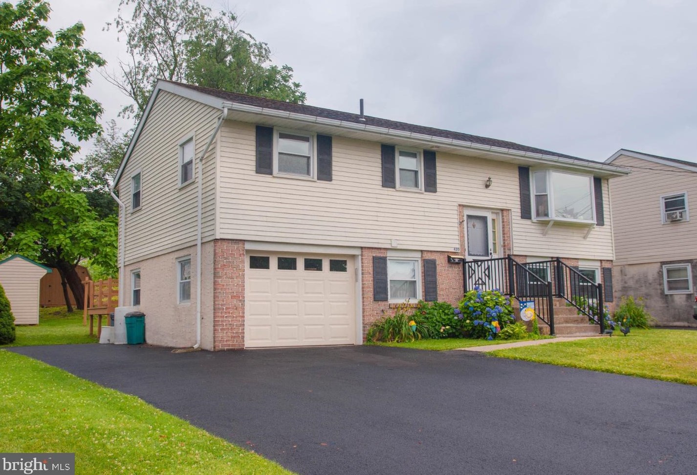 420 Oak Ave, Robesonia, PA 19551-1408