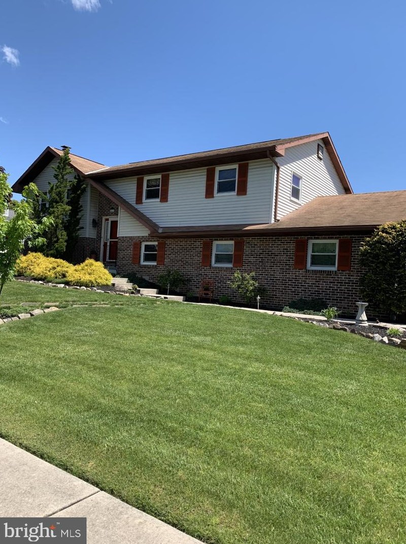 817 Blue Gate Ln, Reading, PA 19608-9488