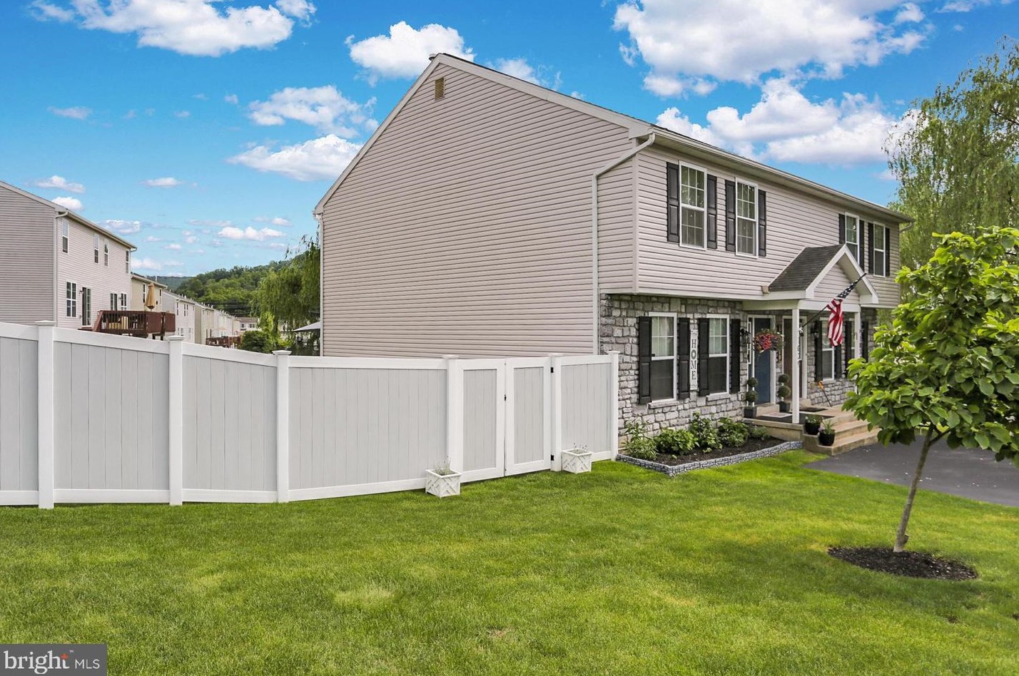 1039 Alexander Dr, Spring Valley, PA 19560