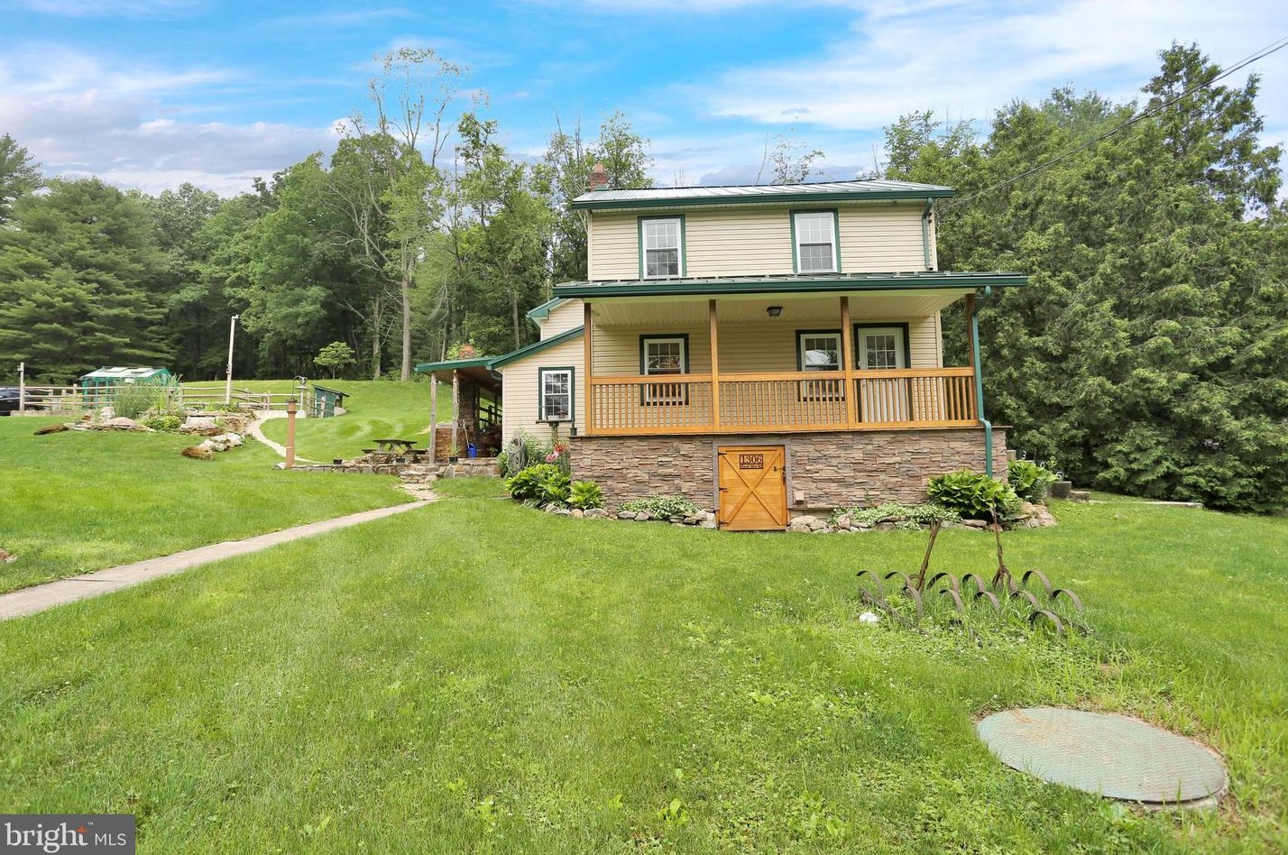 1306 Hawk Mountain Rd, Steinsville, PA 19529-9382
