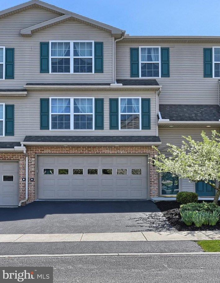 582 Meadowcroft Cir, Navy Sup Dpt, PA 17055