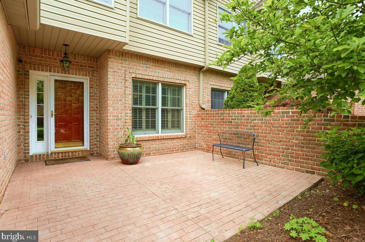 18 Crain Cir, Lemoyne, PA 17043