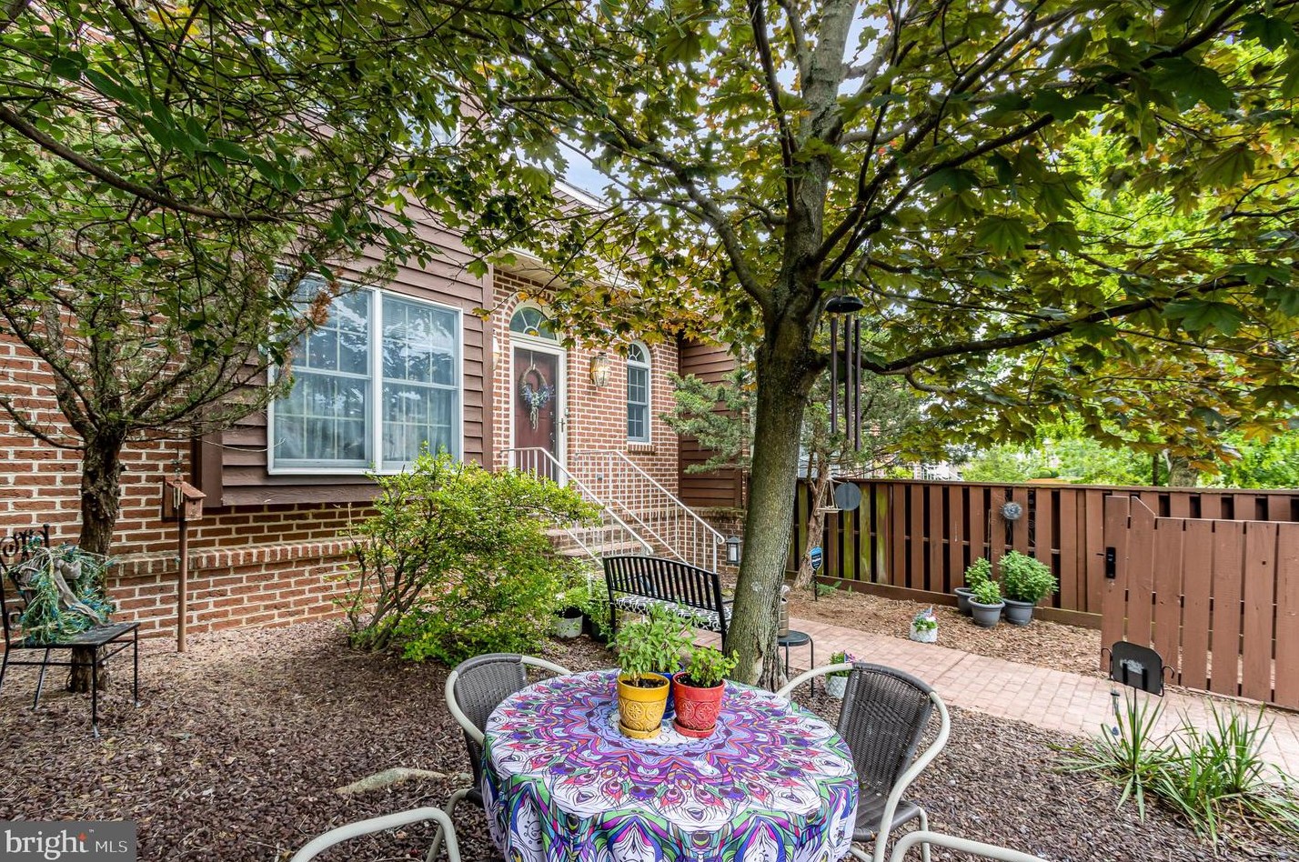 720 Sterling Ct, West Enola, PA 17025