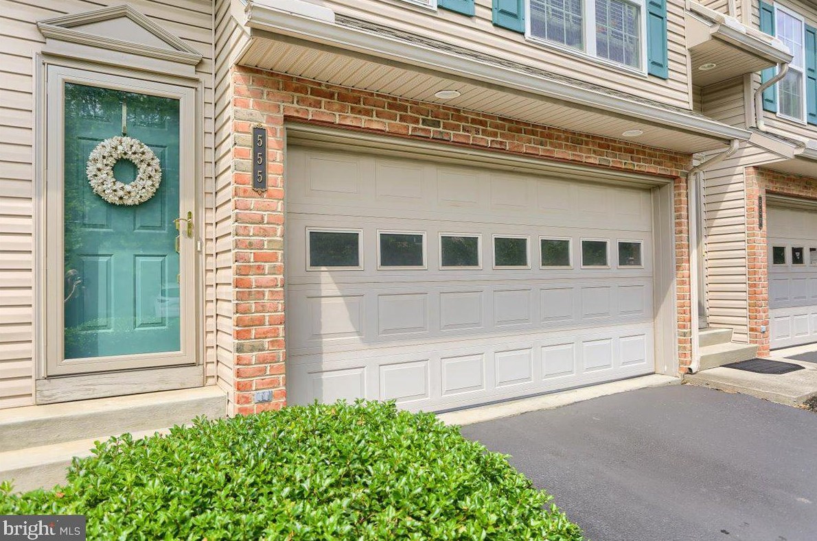 555 Meadowcroft Cir, Navy Sup Dpt, PA 17055