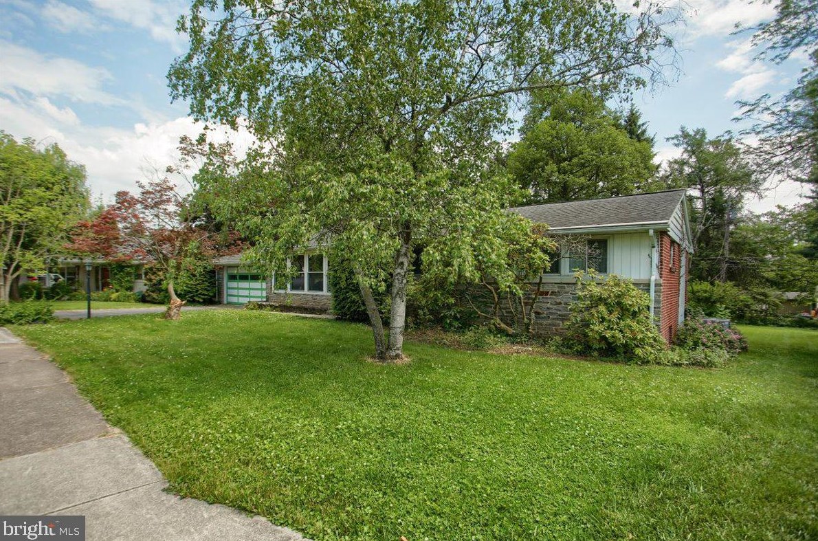 15 Center Dr, Camp Hill, PA 17011