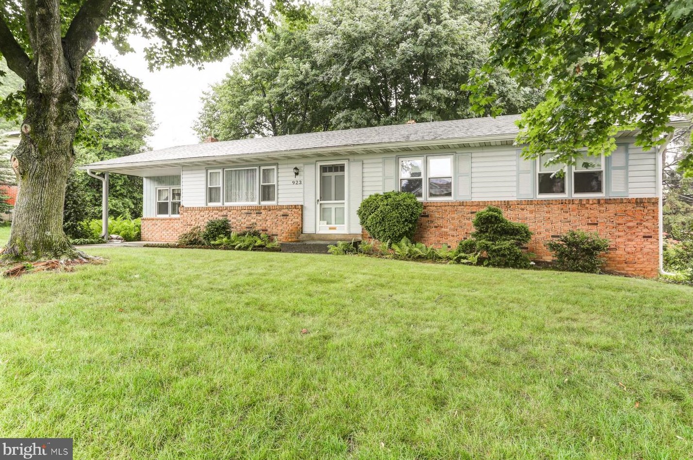 923 Thornton Dr, Navy Sup Dpt, PA 17055