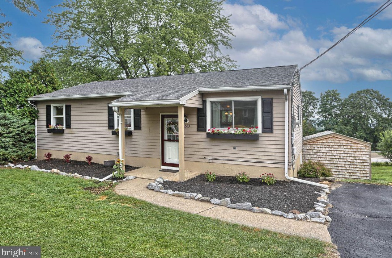 605 Wayne Dr, Navy Sup Dpt, PA 17055
