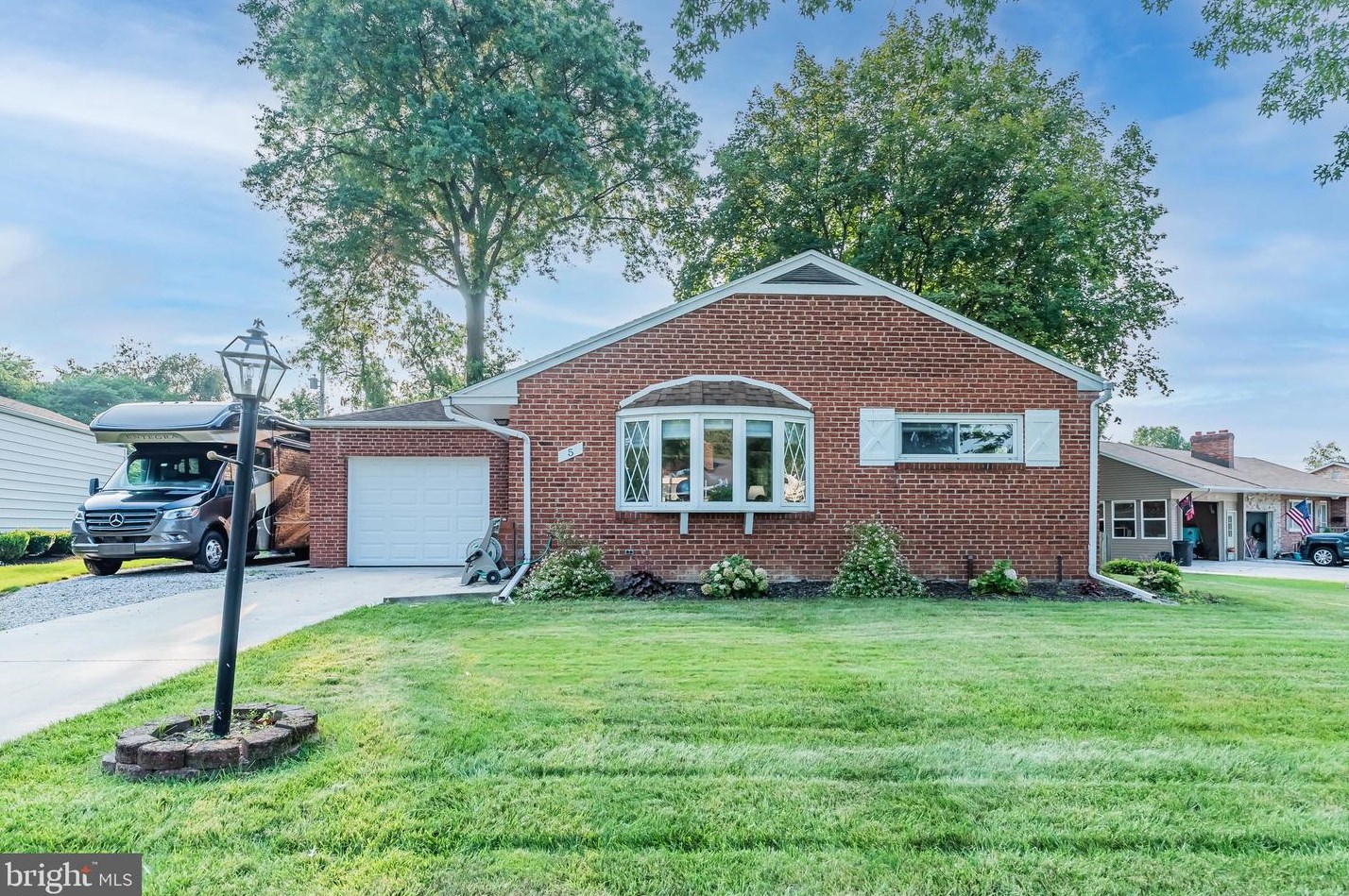 5 Circle Dr, Camp Hill, PA 17011