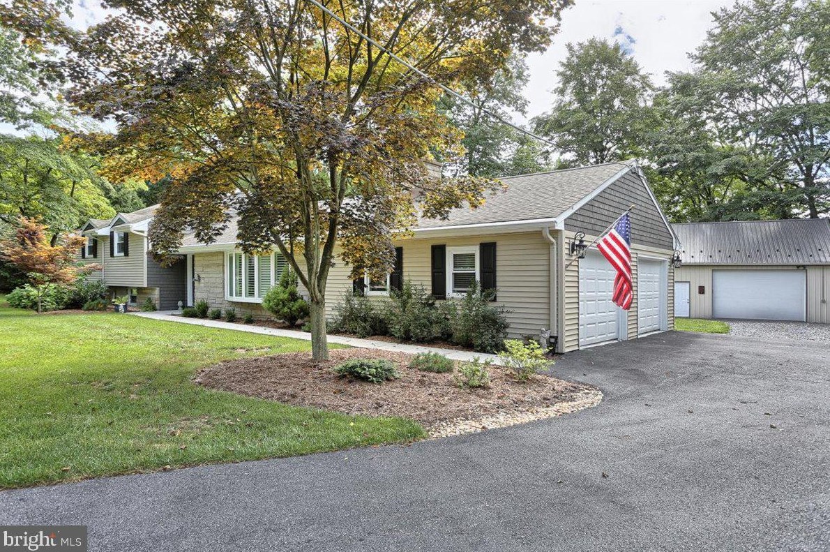 90 W Lauer Ln, Camp Hill, PA 17011