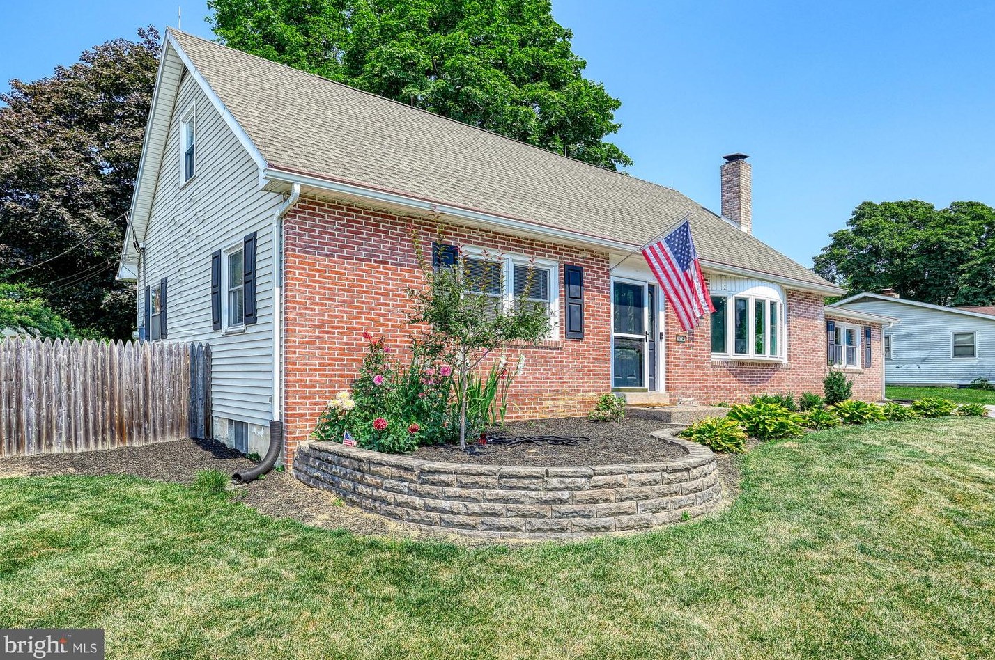 924 Thornton Dr, Navy Sup Dpt, PA 17055