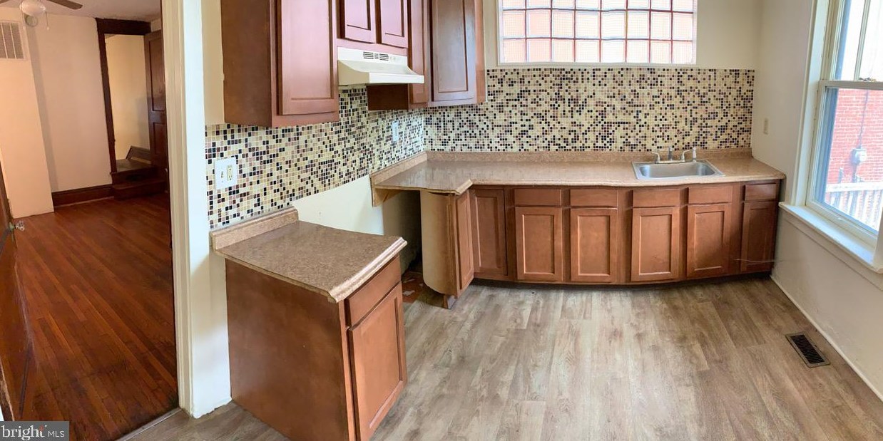 2403 Derry St, Harrisburg, PA 17111-1142