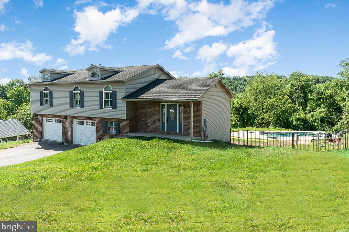 8075 Manada View Dr, Harrisburg, PA 17112-9385