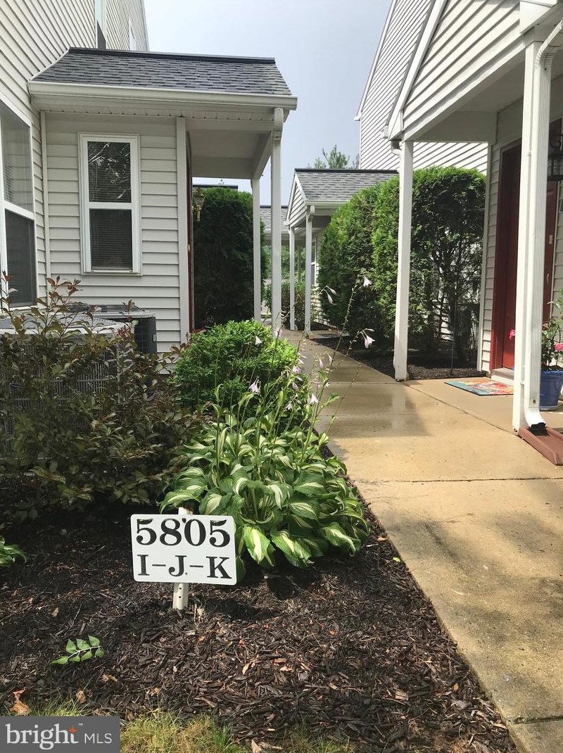 5805 N Hidden Lake Dr, Harrisburg, PA 17111