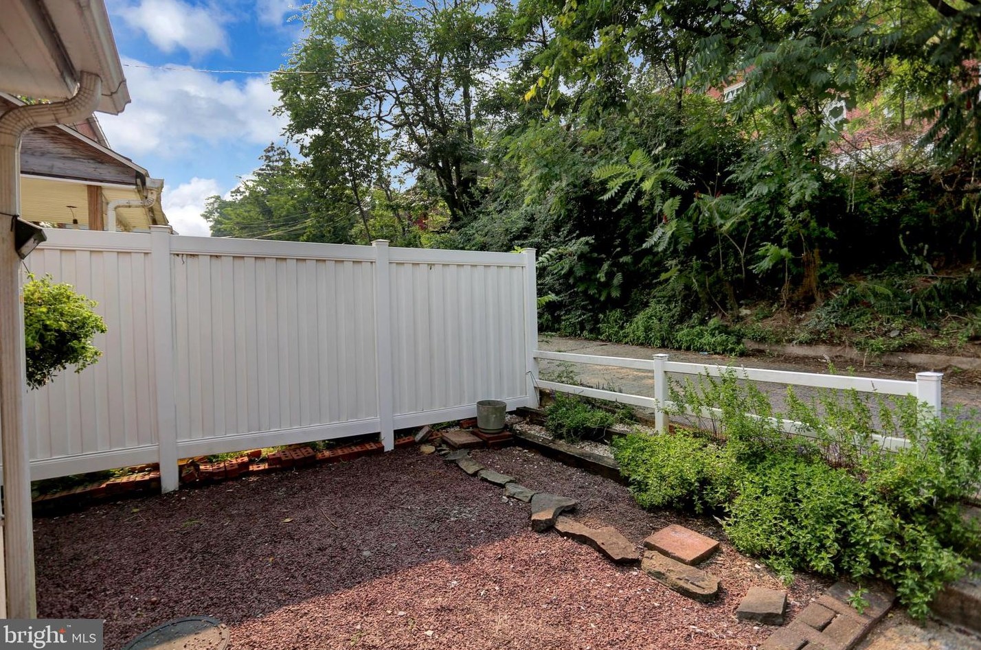 2456 Brookwood St, Harrisburg PA 17104-2111 exterior