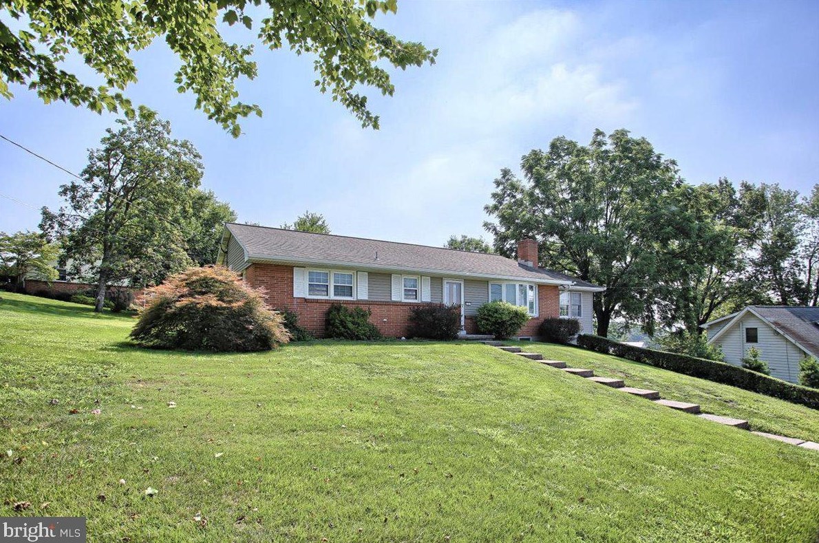 2 Riverview Dr, Hbg Inter Airp, PA 17057-3433