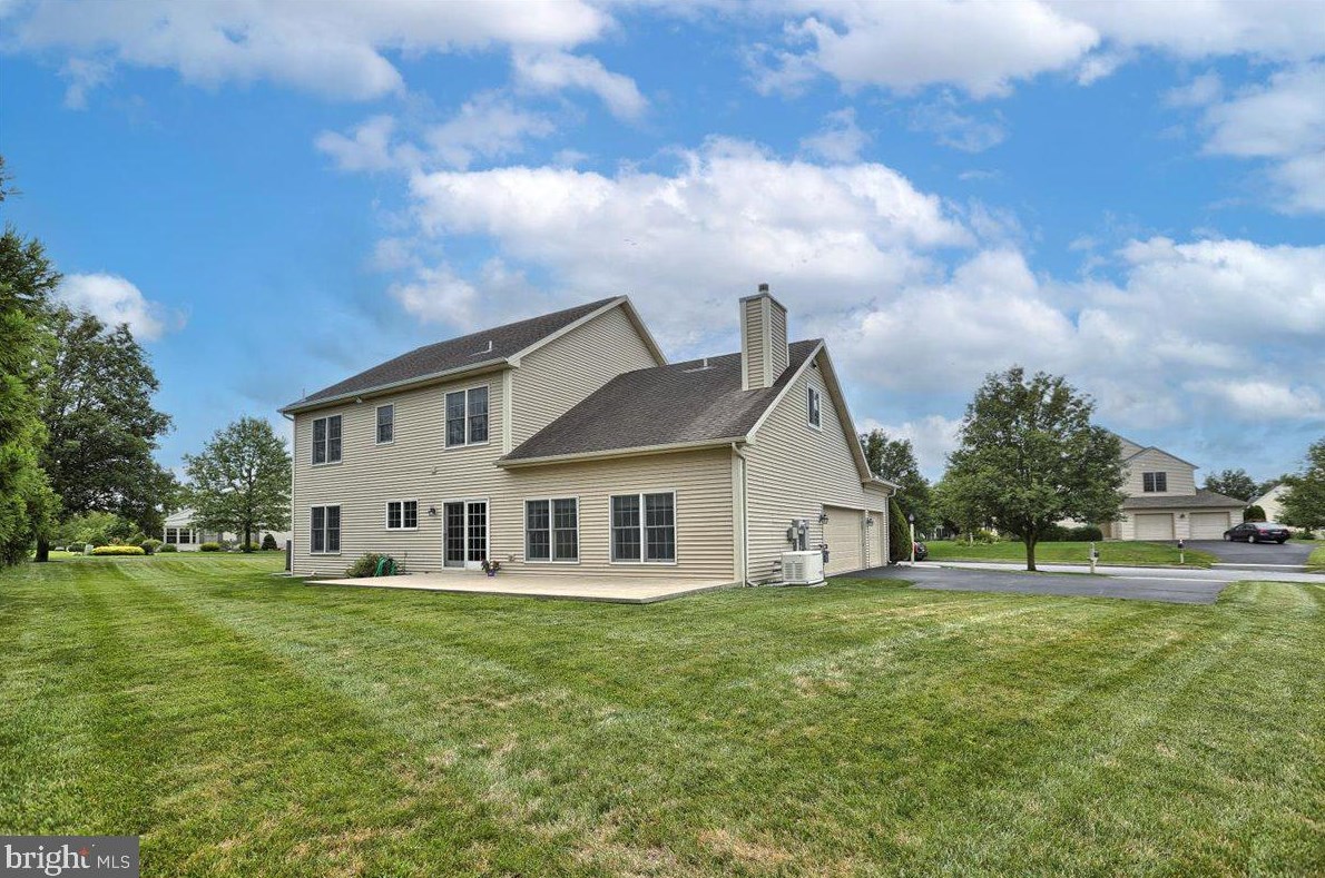 2215 Packard Cir, Hummelstown, PA 17036