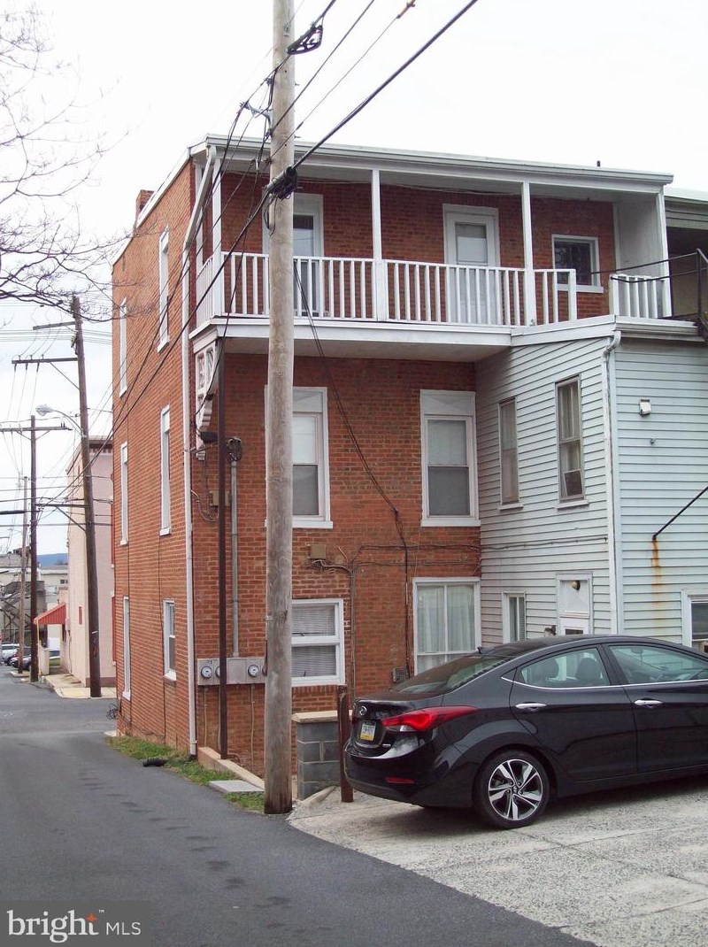 38 2nd St, Chambersburg, PA 17201-1820