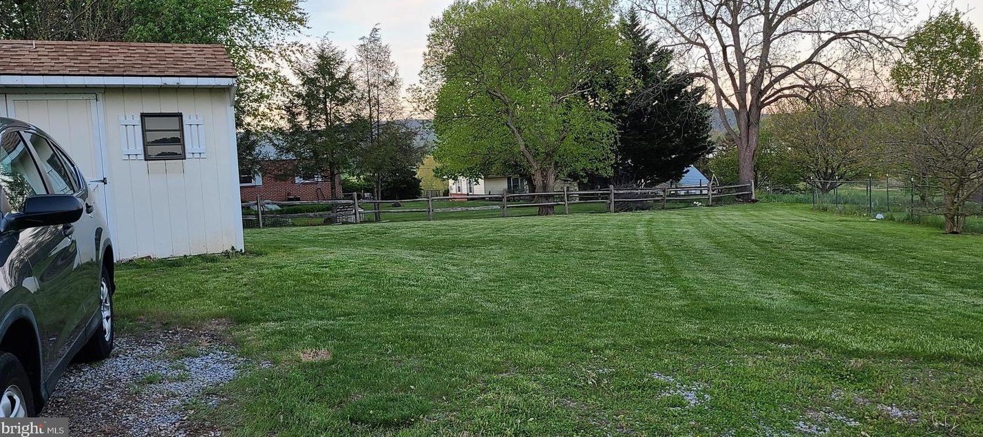 8877 Oxford Cir, Roadside, PA 17268-9225