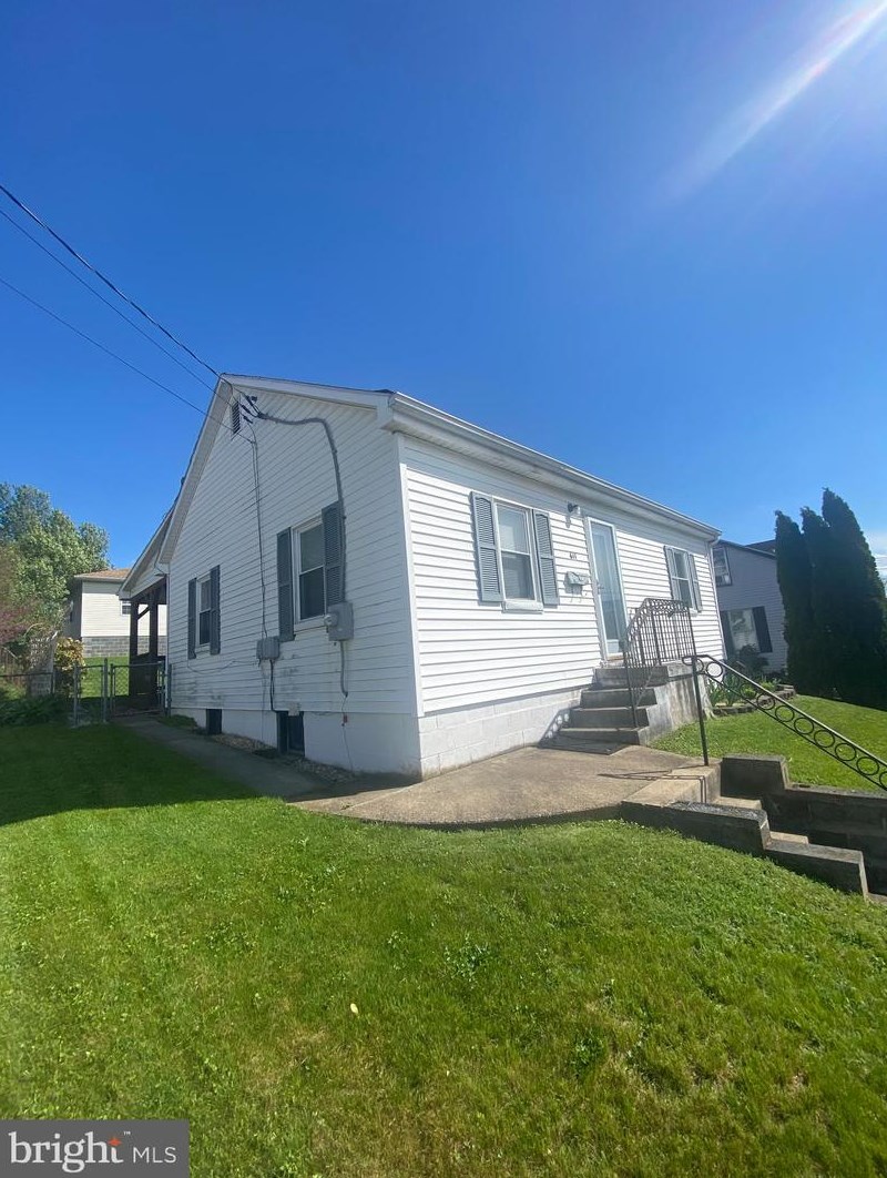 611 Maple St, Roadside, PA 17268-2227