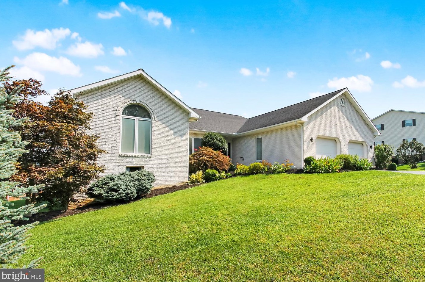 11748 Woodlea Dr, Roadside, PA 17268-9338