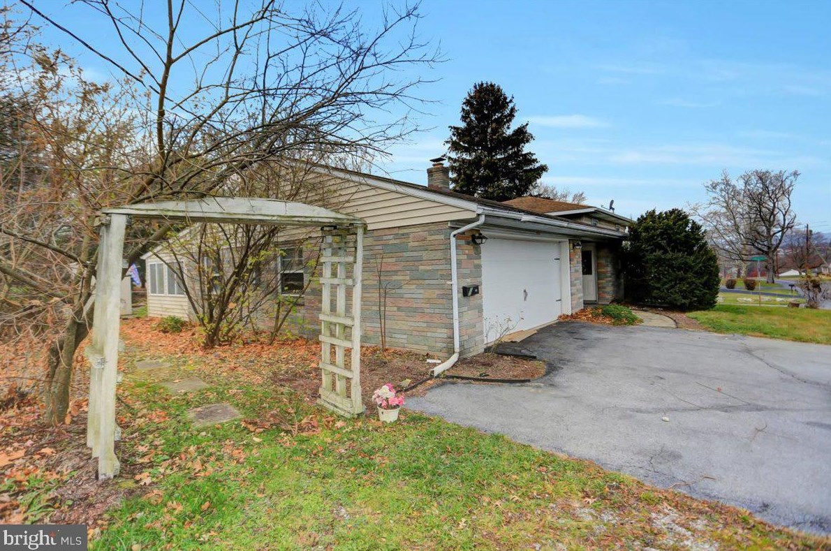 1484 Frank Rd, Chambersburg, PA 17202-9446