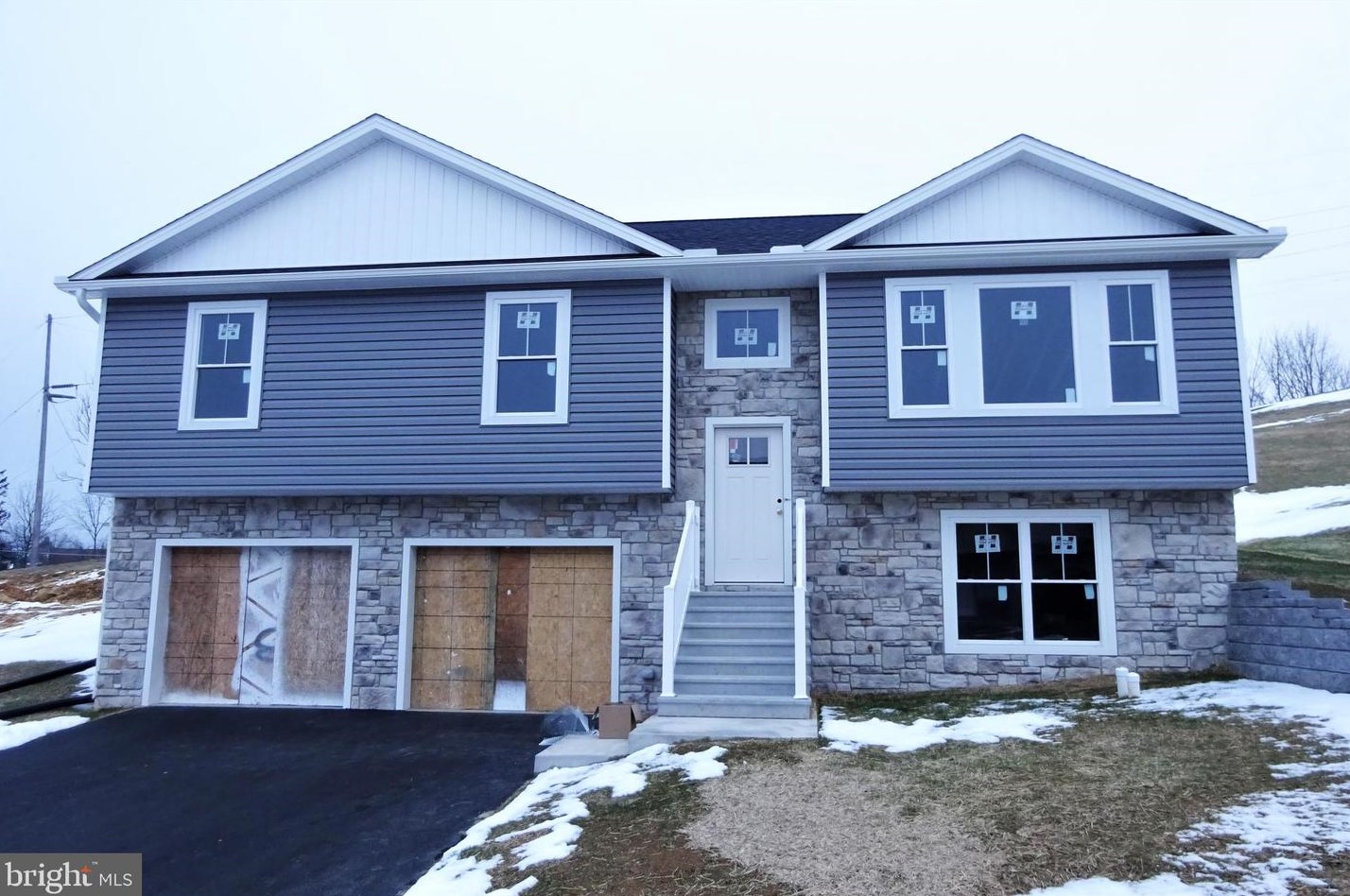 757 Golden Spring Dr, Roadside, PA 17268