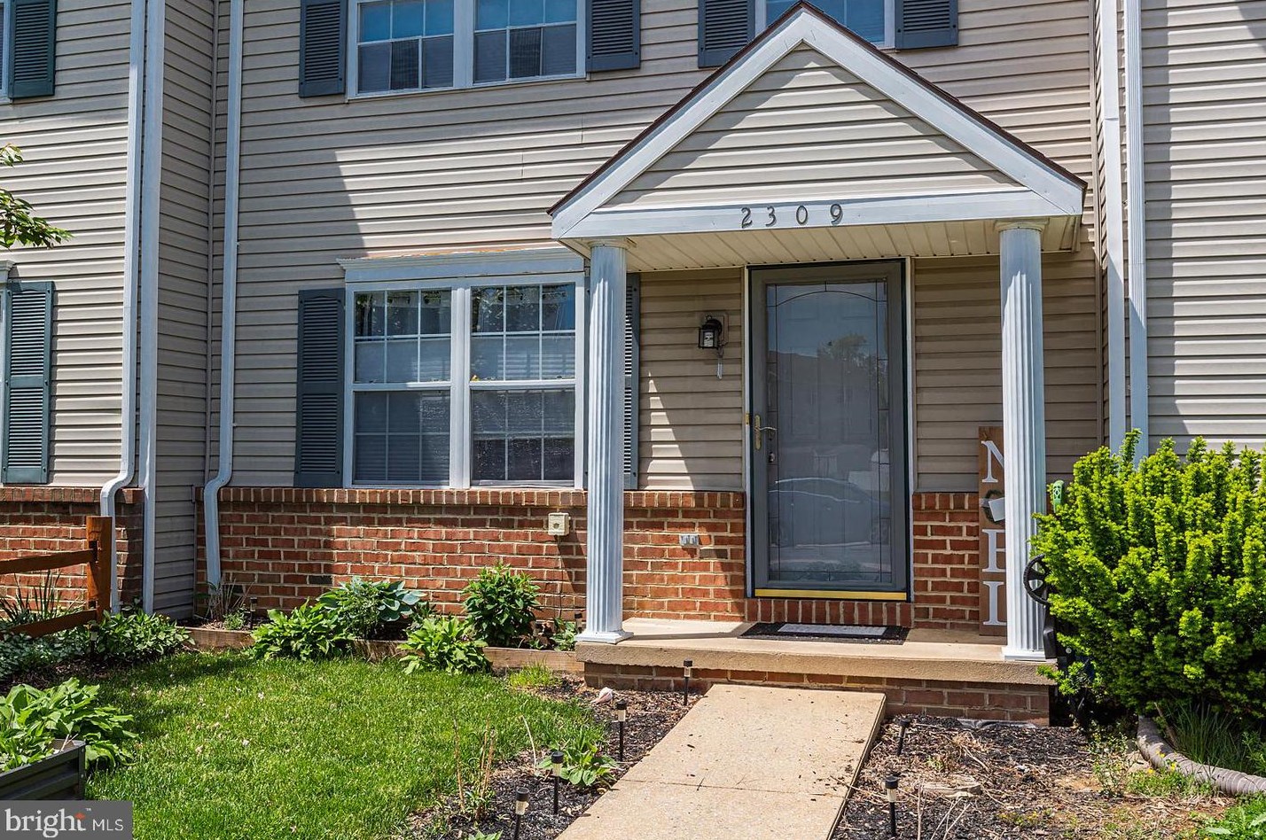 2309 Morris Dr, East Petersburg PA  17520-1057 exterior