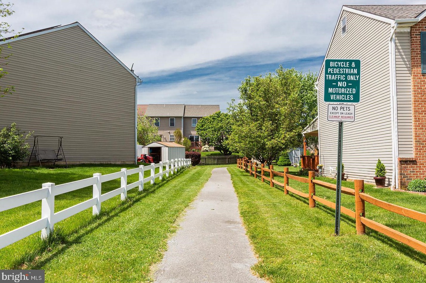 2309 Morris Dr, East Petersburg PA  17520-1057 exterior