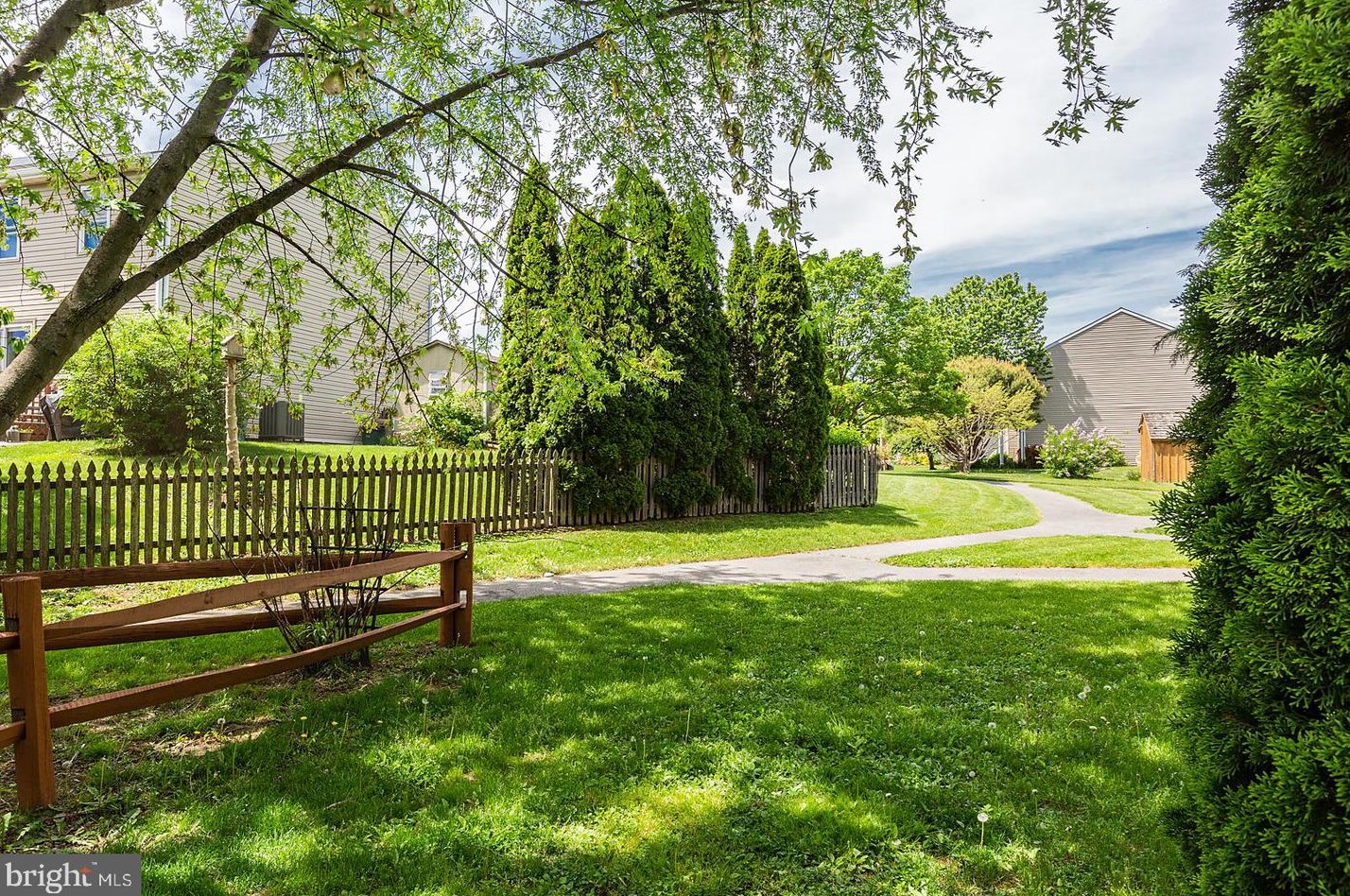 2309 Morris Dr, East Petersburg PA  17520-1057 exterior