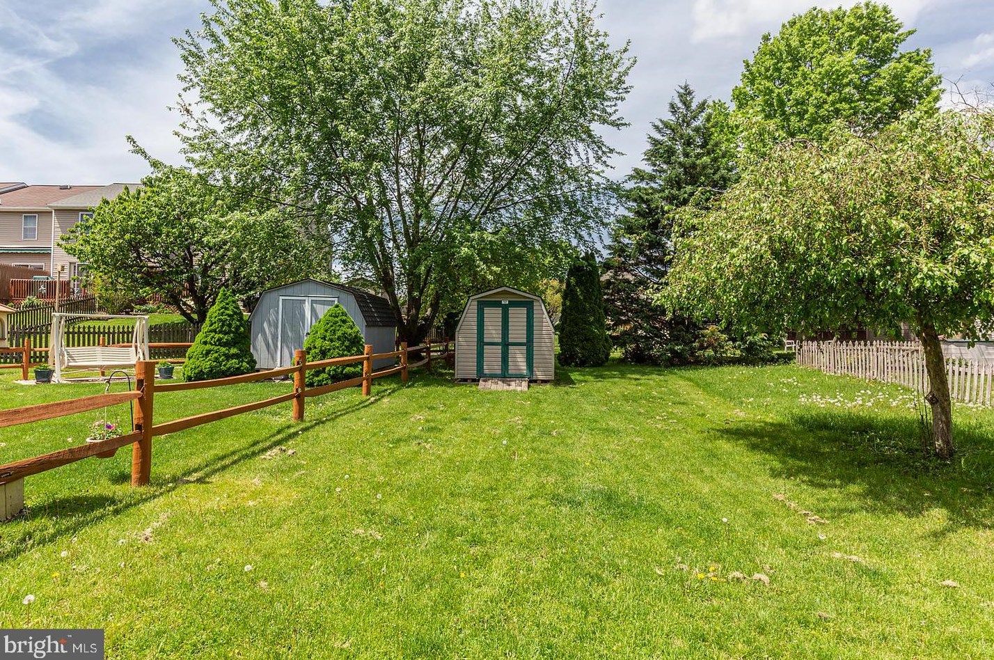 2309 Morris Dr, East Petersburg PA  17520-1057 exterior