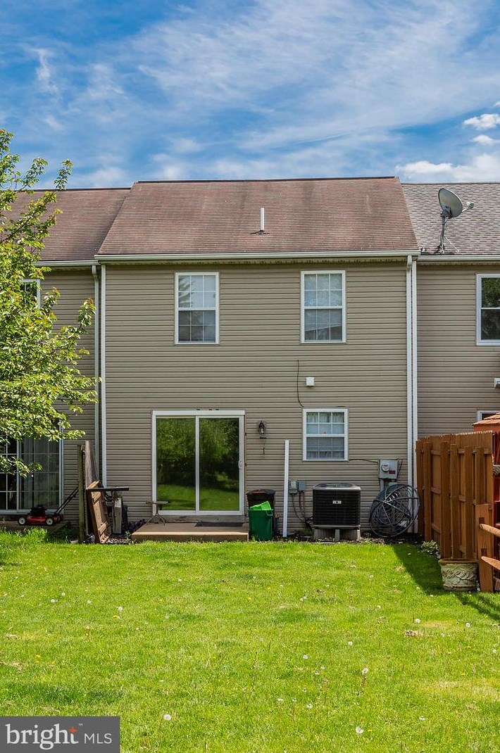 2309 Morris Dr, East Petersburg PA  17520-1057 exterior