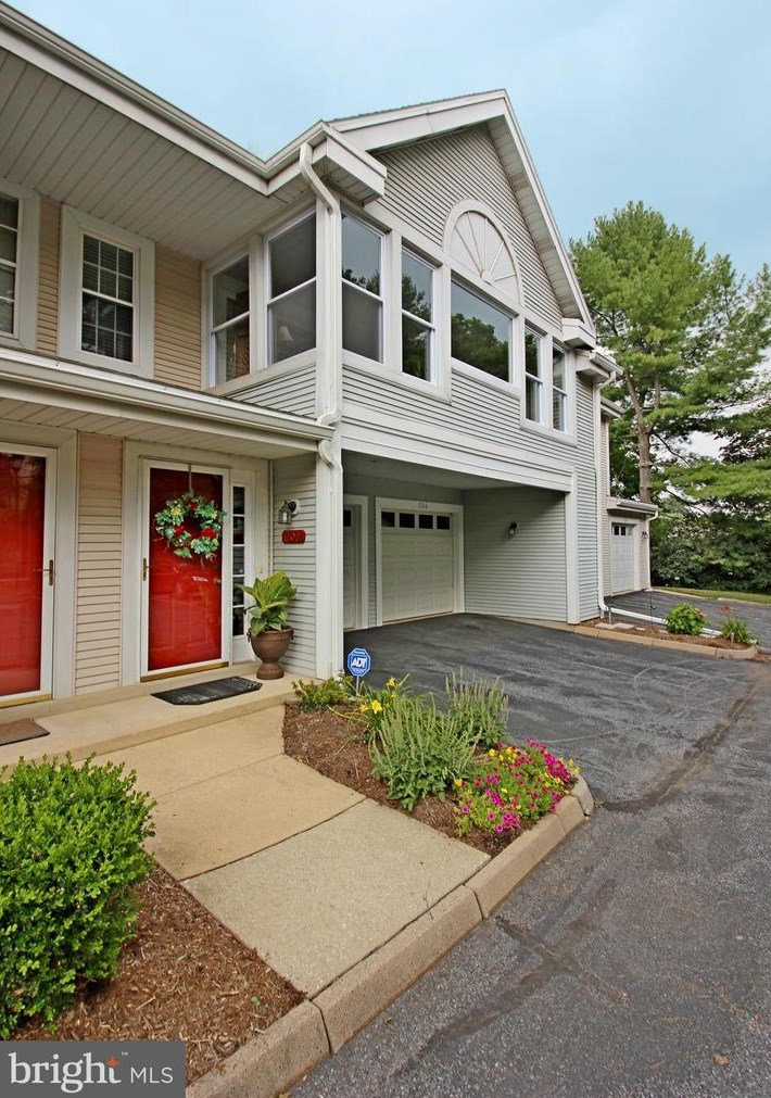 202 Country Place Dr, Lancaster, PA 17601