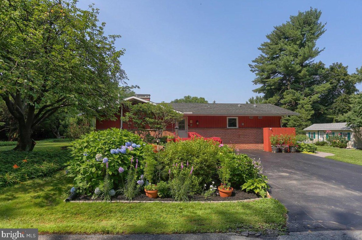 1949 Pine Dr, Lancaster, PA 17601
