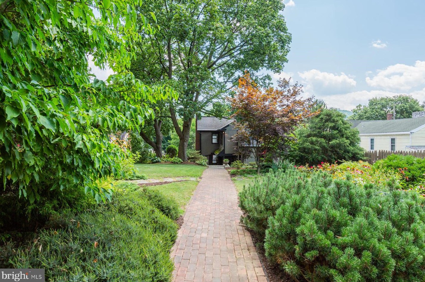 466 Market St, Marietta PA 17547-1608 exterior