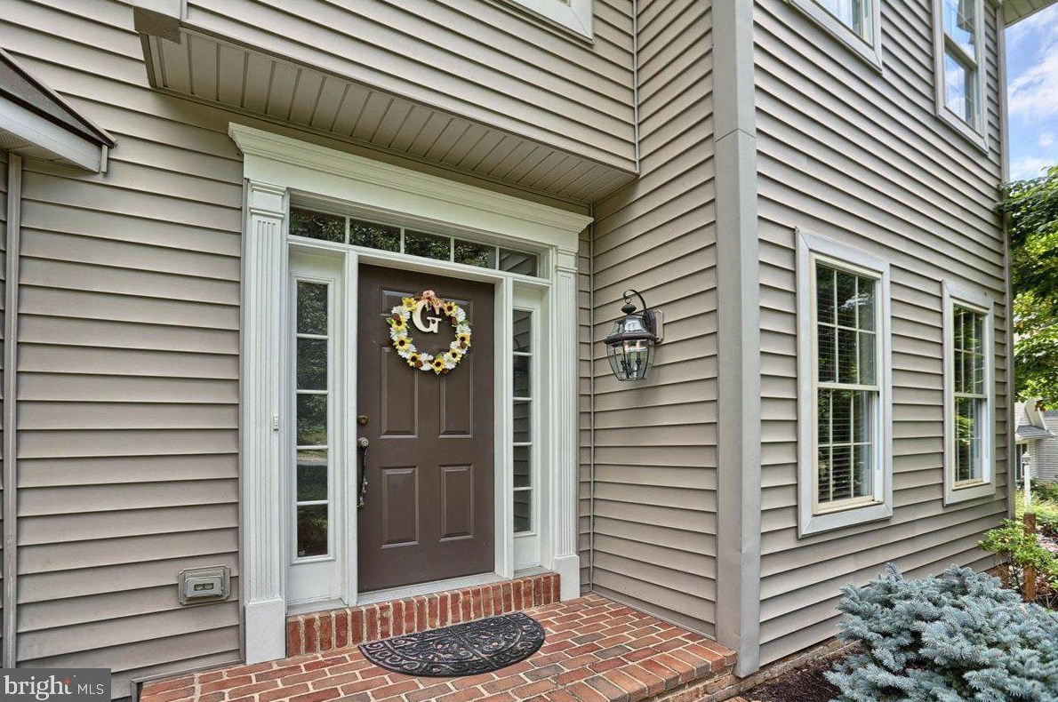 2761 Stevens Summit Dr, Kinderhook, PA 17512-9661