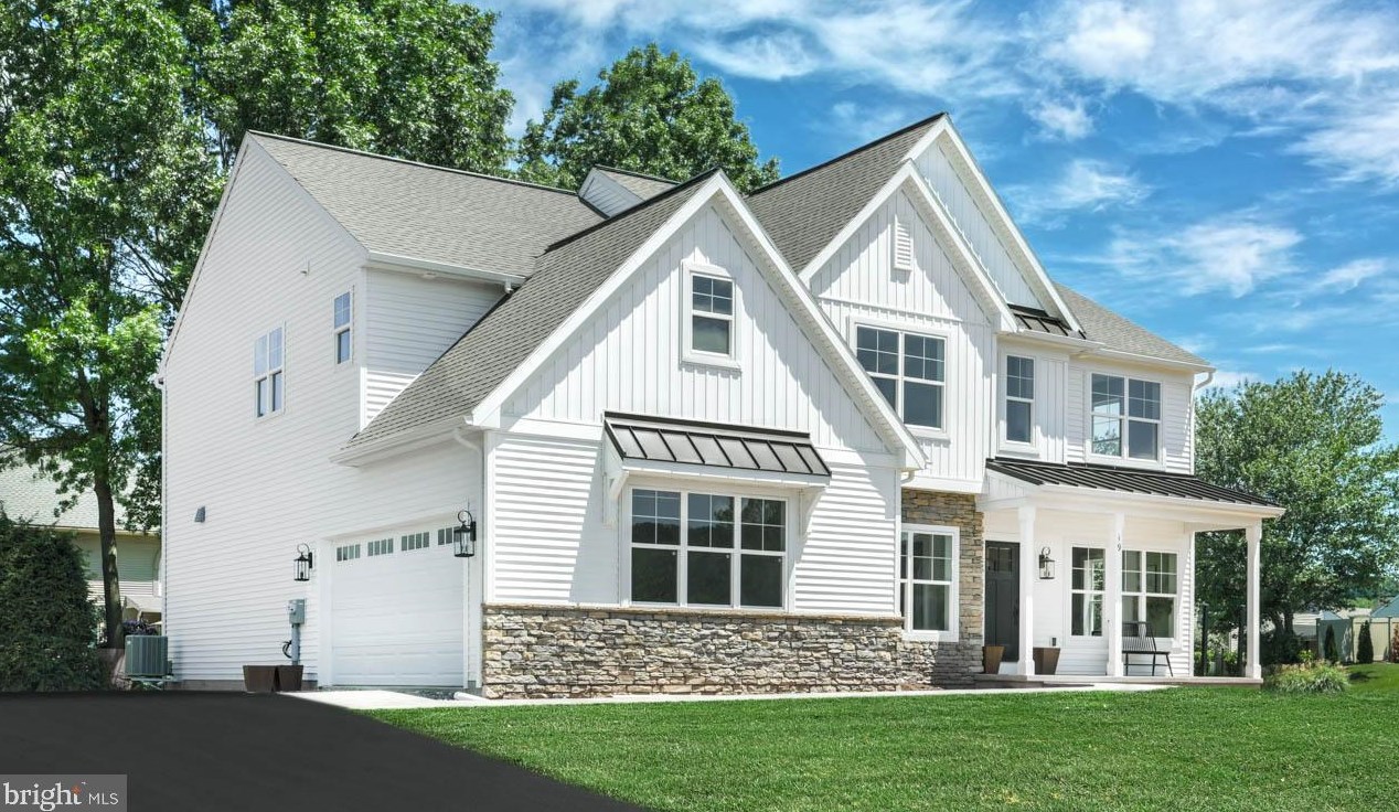19 Coach Dr, Schoeneck, PA 17578